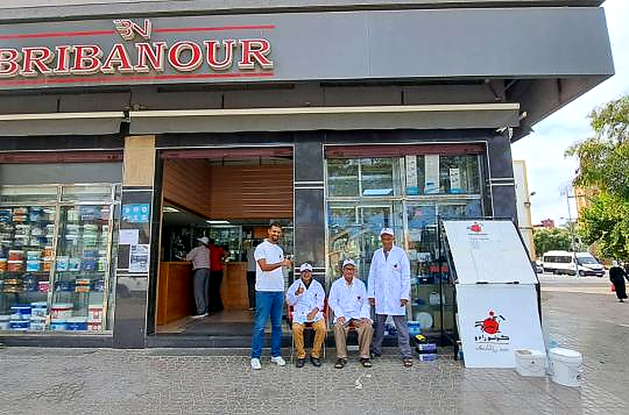 Équipe et visiteurs devant le magasin BRIBANOUR